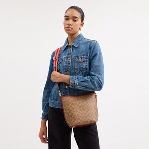 City Bucket Bag In Signature Canvas